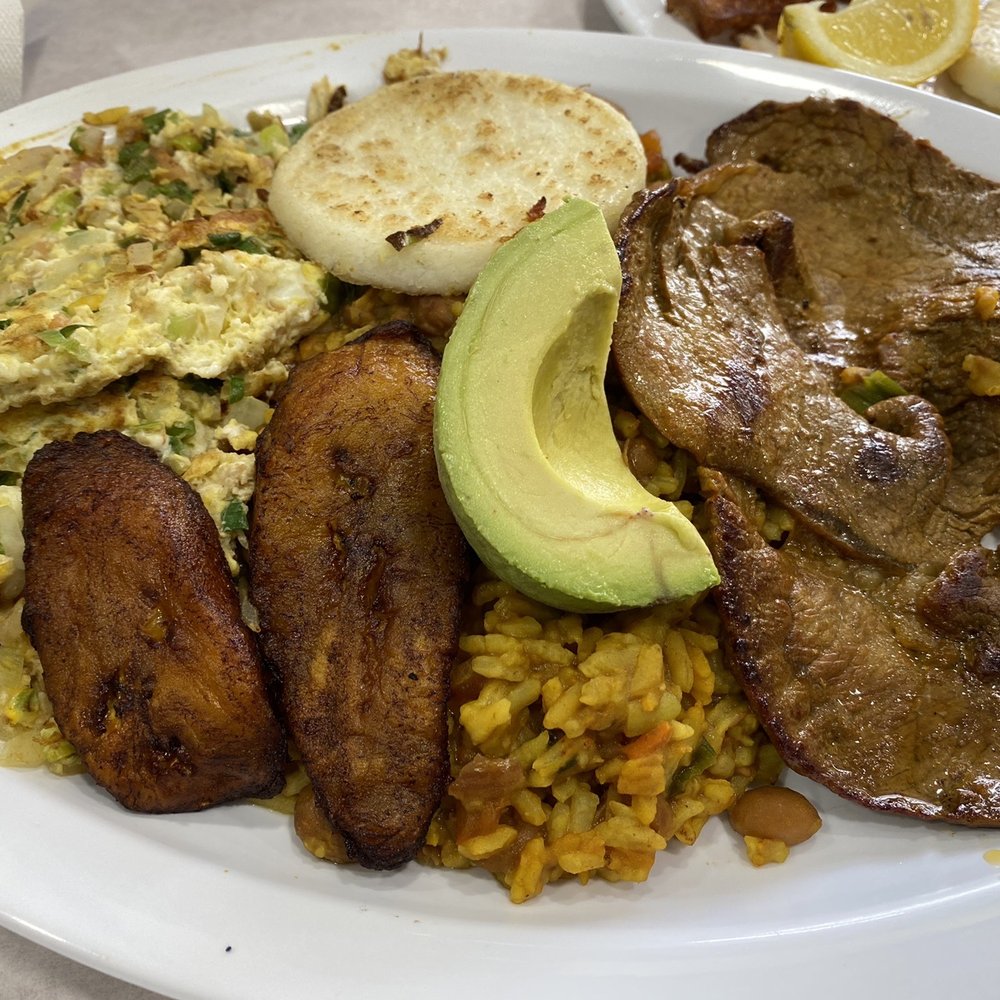 Calentado con Carne a la Plancha y Pericos