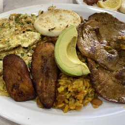 Calentado con Carne a la Plancha y Pericos