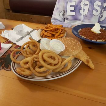 Flo's Diner - Fish and onion rings, love them - Diners Near Me - Canastota, New York