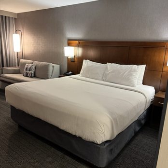Courtyard by Marriott Los Angeles Woodland Hills - King Bed - Hotels Near Me - Woodland Hills, California