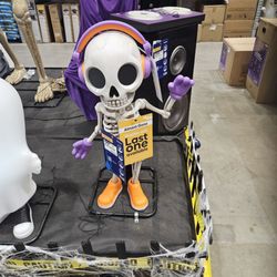 Lowe's Home Improvement - Alien Skeleton