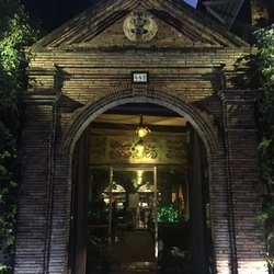 La Bodega Wine + Tapas - Beautiful entrance