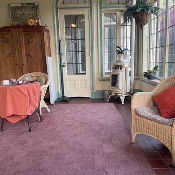 VIntage Gardens Bed & Breakfast - Nice porch for breakfast - Bed & Breakfast Near Me - Newark, New York VIntage Gardens Bed & Breakfast - Nice porch for breakfast - Bed & Breakfast Near Me - Newark, New York