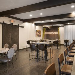 Strong Waters Craft Cocktails & Kitchen - Strong Waters Craft Cocktails & Kitchen dining area