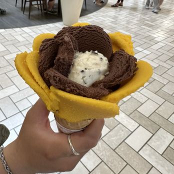 Amorino - Mango, chocolate, and stracciatella - Ice Cream & Frozen Yogurt Near Me - Tysons, Virginia