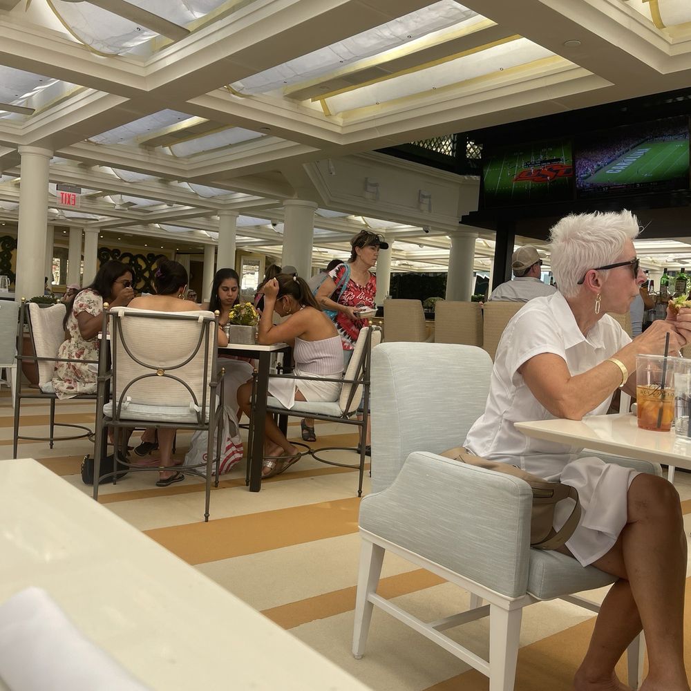 COMO Poolside Café & Bar - Restaurant and bar - Cafes Near Me - Las Vegas, Nevada