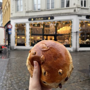 Aux Merveilleux - Patisserie/Cake Shop Near Me - Bruges, VWV