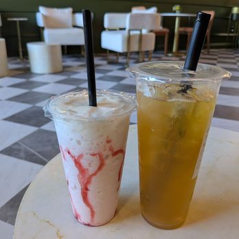 Juneberry Tea Lounge - Pink Sakura (Left) and Peachy Lychee (Right) - Bubble Tea Near Me - Rancho Cordova, California
