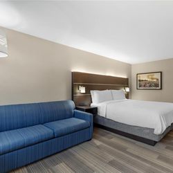 Holiday Inn Express & Suites Burlington - Guest Room