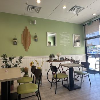 Othello’s Plant Based Kitchen - Cute inside seating - Vegan Near Me - Woodland Hills, California Othello’s Plant Based Kitchen - Cute inside seating - Vegan Near Me - Woodland Hills, California