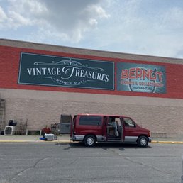 Exterior photo of Vintage Treasures Antique Mall - Fort Wayne, Indiana Exterior photo of Vintage Treasures Antique Mall - Fort Wayne, Indiana