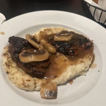 Sweetheart Inn - How I plated my steak tips with the gravy brought separately - American Near Me - Methuen, Massachusetts