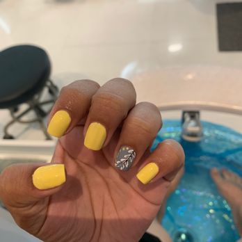 Toi Spa - Regular mani with Nail Art - Day Spas Near Me - Davie, Florida