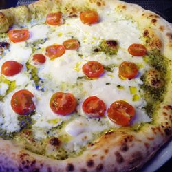 Il Peppuccio - Pizza Tricolore (pesto, buffala et tomates cerises)