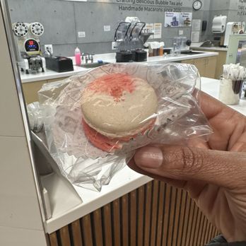 Komma Tea - Strawberry macaron - Bubble Tea Near Me - Hanover, Maryland