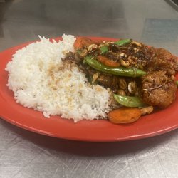 Walter's Kitchen - Mandarin Kung Pao Shrimp
Shrimp, Carrots, snap peas, peanuts. scallions, chili flakes toasted in a mandarin kung Pao Sauce.