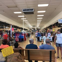 I-75 Flea Market - It's sucks here .  One cheesy restaurant  cheap clothes