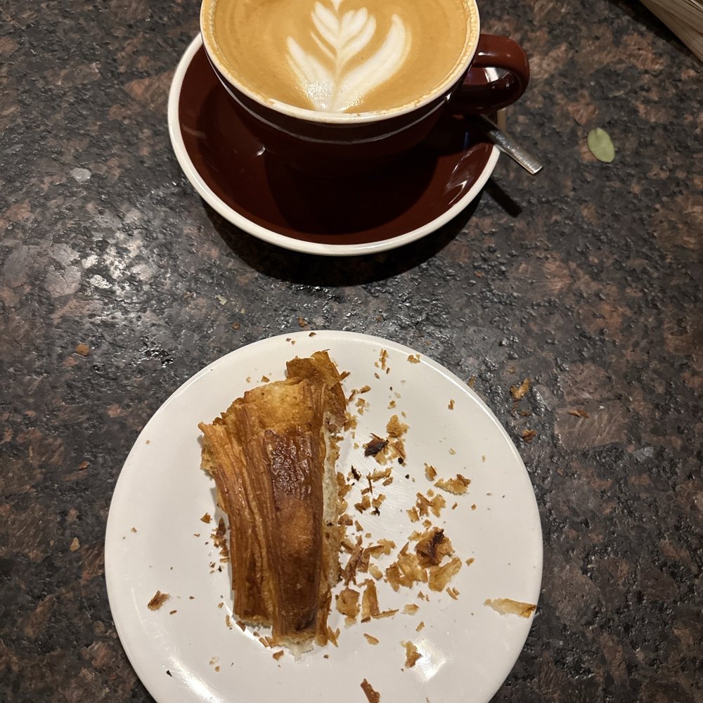 Muss Café - Sorry I pre-devoured my croissant but I assure you it was beautiful when it came to me. Lovely latte! - Coffee & Tea Near Me - Oaxaca, OAX
