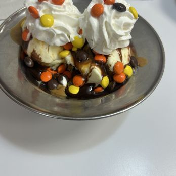 Friendly's - Reeses pieces ice cream sundae - American Near Me - Rehoboth Beach, Delaware