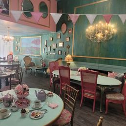 Such a cute spot! Beautiful ambiance and presentation. Delicious scones.