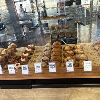 Le Croissant - Pastry case - Bakeries Near Me - Logan, Utah