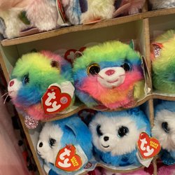 18 Monroe Street Market - Fluffy things