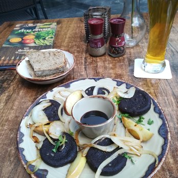 Pieke Potloed - Bloedworst met Appelen, Uien, Stroop en Brood - Sandwiches Near Me - Maastricht, LI Pieke Potloed - Bloedworst met Appelen, Uien, Stroop en Brood - Sandwiches Near Me - Maastricht, LI
