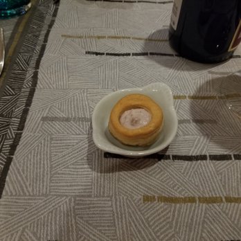 Da Mamo - Amuse bouche of a puff pastry with onion - Italian Near Me - Venezia, VE Da Mamo - Amuse bouche of a puff pastry with onion - Italian Near Me - Venezia, VE