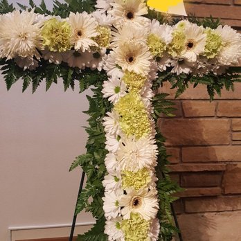 River Walk Florist - This is the final product that was delivered. There were 0 roses and the flowers in the middle were missing!! - Florists Near Me - Louisville, Colorado River Walk Florist - This is the final product that was delivered. There were 0 roses and the flowers in the middle were missing!! - Florists Near Me - Louisville, Colorado