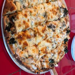 Byo pizza ( thin crust Alfred sauce with chicken, mushroom, spinach and more)
