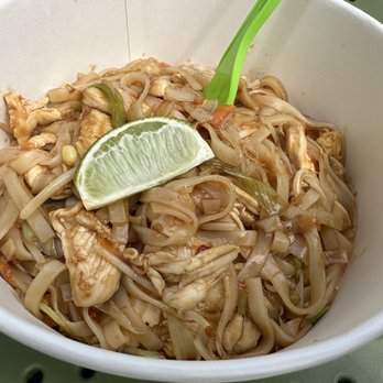 Camile Thai Point village - Pad Thai chicken - Thai Near Me Camile Thai Point village - Pad Thai chicken - Thai Near Me