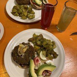 Delicias Naturales - Burgers, kombucha, lime water.