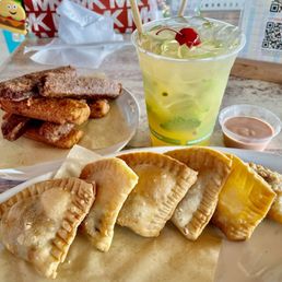 Empanadillas, Alcapurrias y Mojito de Parcha