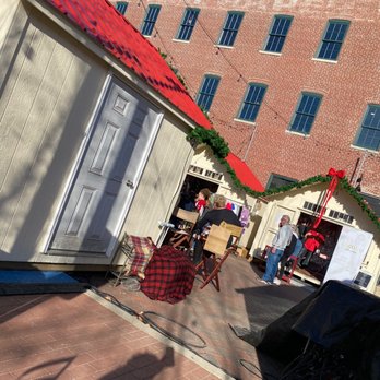 The Café - Outside during the holidays vendor shops - Sandwiches Near Me - Louisville, Kentucky The Café - Outside during the holidays vendor shops - Sandwiches Near Me - Louisville, Kentucky