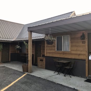 Evergreen Motel - Each room has tables and chairs outside. - Hotels Near Me - West Yellowstone, Montana