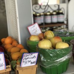 Monroe's Peach Ranch - Lots of fruit options