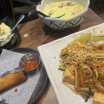 Kwan Kitchen - Thai Near Me - Pasadena, California