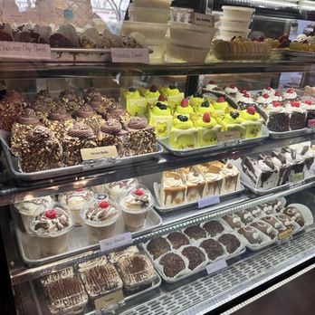 Suzie's Pastry Shoppe - Cakes galore - Bakeries Near Me - Houston, Texas