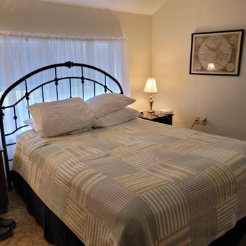 Yankee Peddler Inn - Bed - Hotels Near Me - Newport, Rhode Island