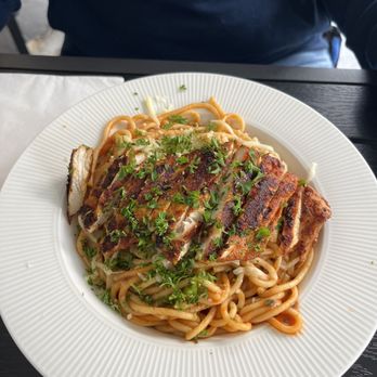 Glacier Restaurant Bar Cafe - Spaghetti with grilled chicken - Asian Fusion Near Me - Odda, 12