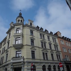 Frühlingshotel - Portal, frontal