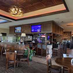 Divots Bar and Grill - Dining room and bar