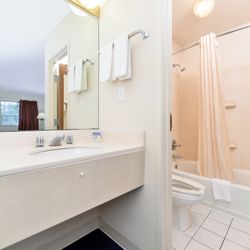 Americas Best Value Inn Kinder - Guest Bathroom