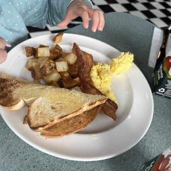 Triple D's Diner - Kids Egg Breakfast - Diners Near Me - Niagara Falls, Ontario