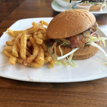 Blow Fly Bar and Grill - CHICKEN SANDWICH - Seafood Near Me - Gulfport, Mississippi
