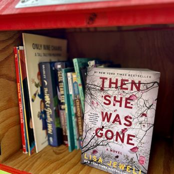 Little Free Library - Love Lisa Jewell. Disturbing but amazing book. I cried so damn much. - Community Book Box Near Me - Pembroke Pines, Florida Little Free Library - Love Lisa Jewell. Disturbing but amazing book. I cried so damn much. - Community Book Box Near Me - Pembroke Pines, Florida