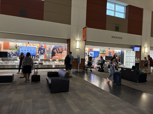 Charlottesville–Albemarle Airport by null