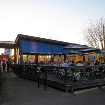 Central BBQ - Very busy patio, and dining room waiting queue, on a weekday evening. - Barbeque Near Me - Memphis, Tennessee