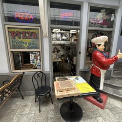 The front of the pizzeria do not enter!!!