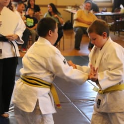 Wasenshi Kan Martial & Healing Arts - Applying basic wrist locks in freestyle competition.